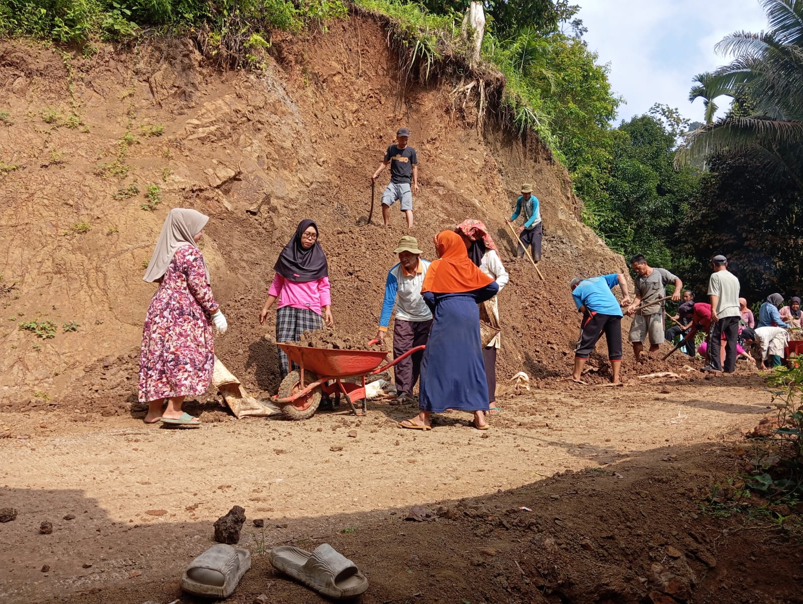 Gotong royong membersihkan matrial longsor